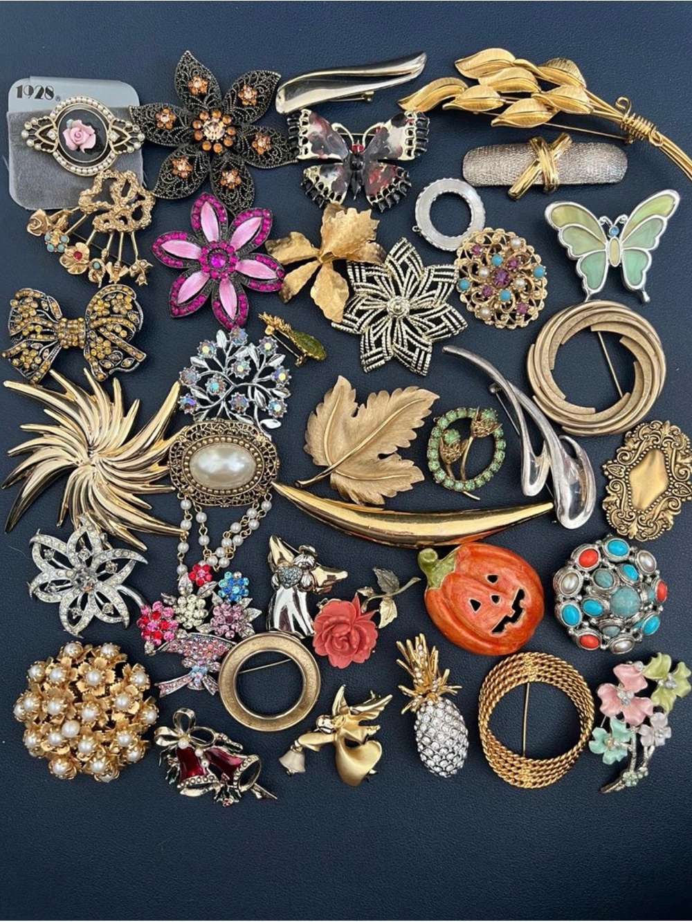 Vintage to Modern brooches lot